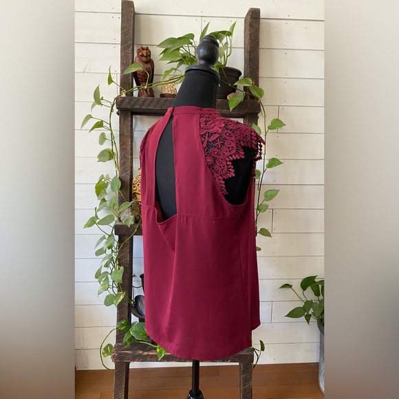 Express: Stylish Burgundy Top with Lace Details - Picture 10 of 17